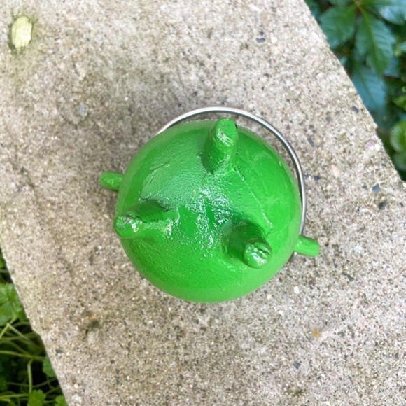 NEW Bright Green Cast Iron Mini Cauldron Witchcraft Witchery Altar Occult - Picture 3 of 5